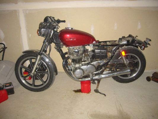 Click to view full size image
 ============== 
started with this 80 yam xs650
picked this bike up feb. 2005 Stockas can be. Couldnt wait to cut it up
