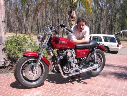 Click to view full size image
 ============== 
Dave Rayner & His Remarkable Creation
Aussie Dave Rayner and his belt drive bike which is a rephased (90/270 deg.) 750cc w/ belt final and cam drive.
Keywords: dave rayner
