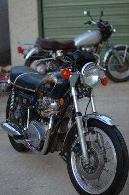Click to view full size image
 ============== 
'77 and '74
Nice shot of the current daily driver and the future project bike in the back.
